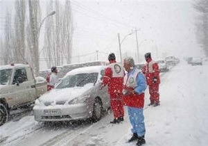 امداد رسانی به ۱۸ خودرو از برف و کولاک در محور شهمیرزاد