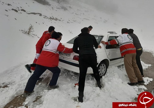 هلال احمر ناجی 17 نفر گرفتار در برف بخش صیدون باغملک