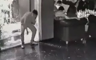 افتادن در اکواریوم ماهی به دلیل صحبت با تلفن همراه
