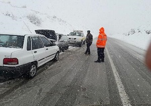 تردد در محور‌های برف گیر خراسان جنوبی و مناطق سردسیر با زنجیرچرخ