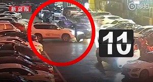 اقدام غیراخلاقی راننده زن در پارکینگ خودرو!