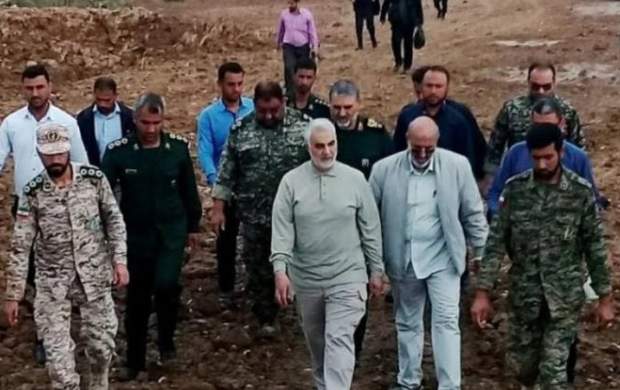 بزرگ&zwnj;ترین فرمانده نظامی جهان برای سیل&zwnj;زدگان بیل به دست گرفت