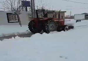برف‌روبی معابر روستای بهمن‌آباد + فیلم