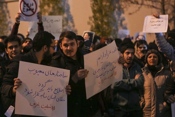 حاشیه مراسم یادبود جانباختگان هواپیما در دانشگاه شریف و امیرکبیر / چه کسانی مانع عزاداری دانشجویان شدند؟