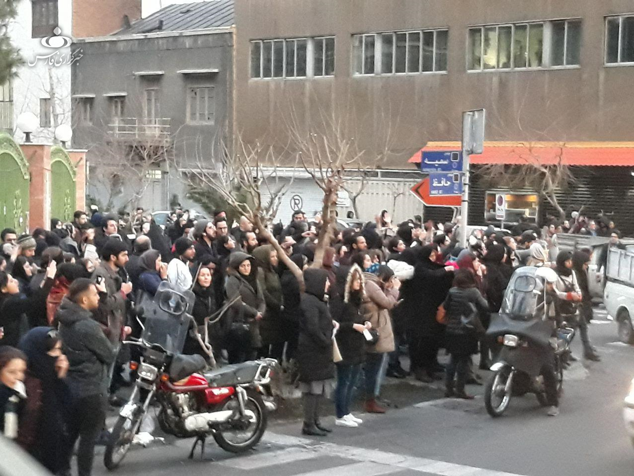 حاشیه مراسم یادبود جانباختگان هواپیما در دانشگاه شریف و امیرکبیر / چه کسانی مانع عزاداری دانشجویان شدند؟