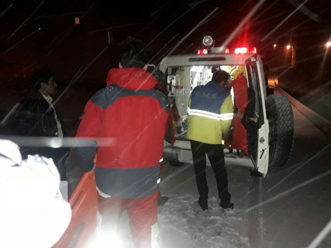نجات سه زن باردار در کولاک و برف تایباد