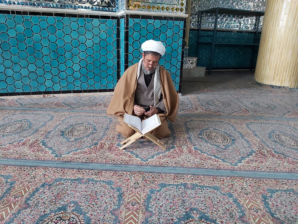اعتکاف روحانی اناری در حمایت از رهبری و سپاه