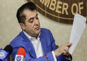 امضای خلیل زاده پای برگه قرارداد بازیکنان جدید