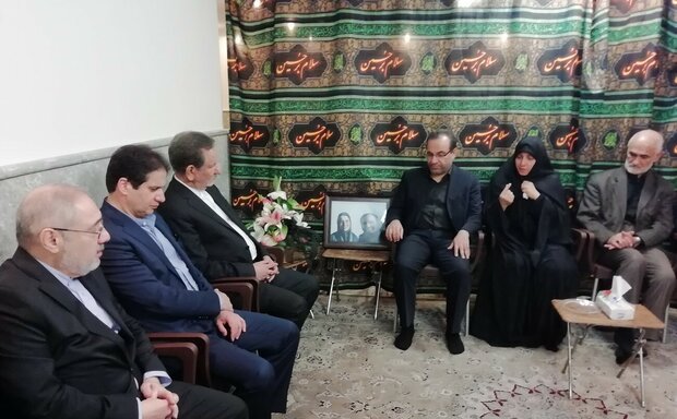 حضور جهانگیری در منزل ۲ تن از جان&zwnj;باختگان حادثه سقوط هواپیمای اوکراینی