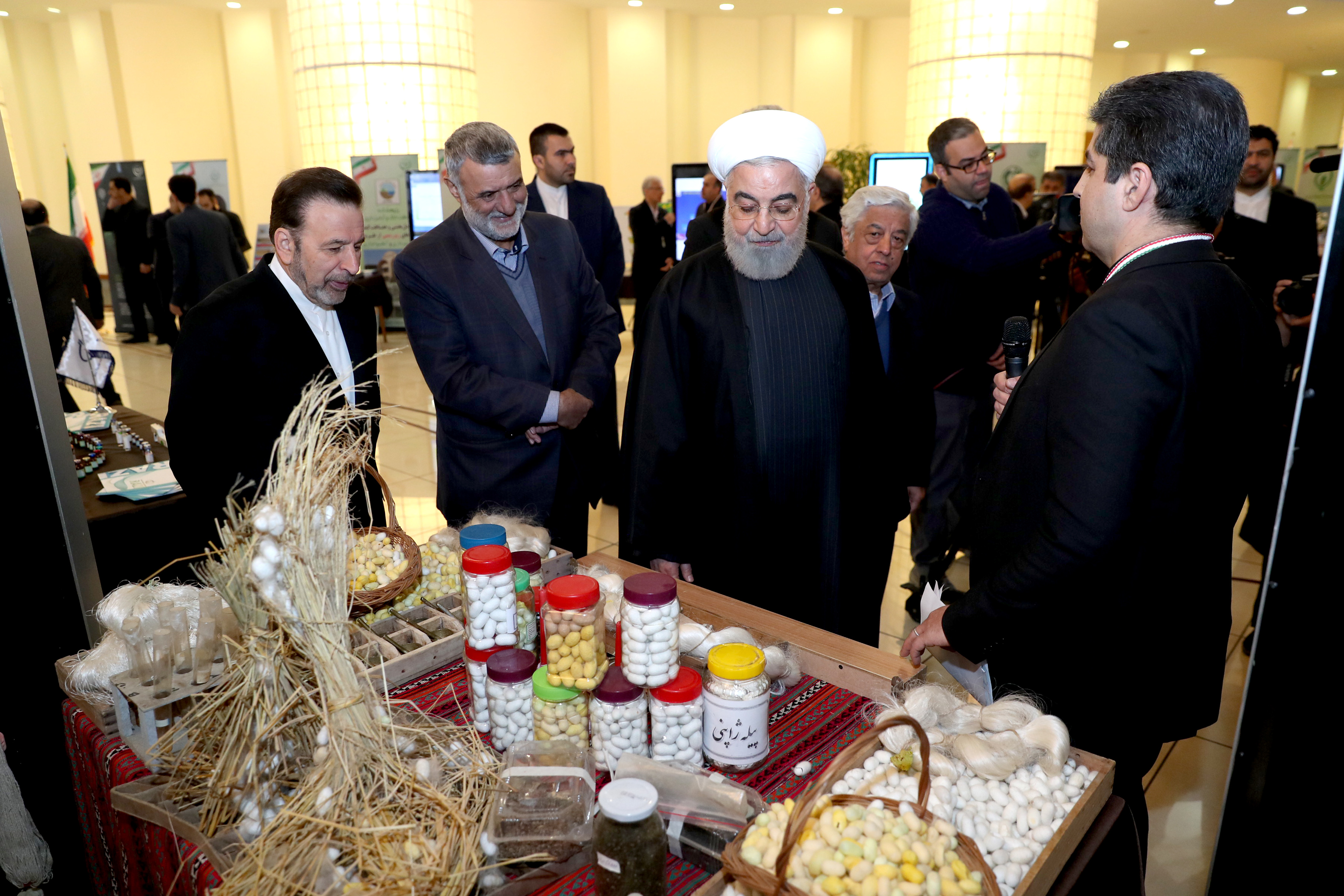 روحانی از نمایشگاه دستاورد&zwnj;های وزارت جهاد بازدید کرد