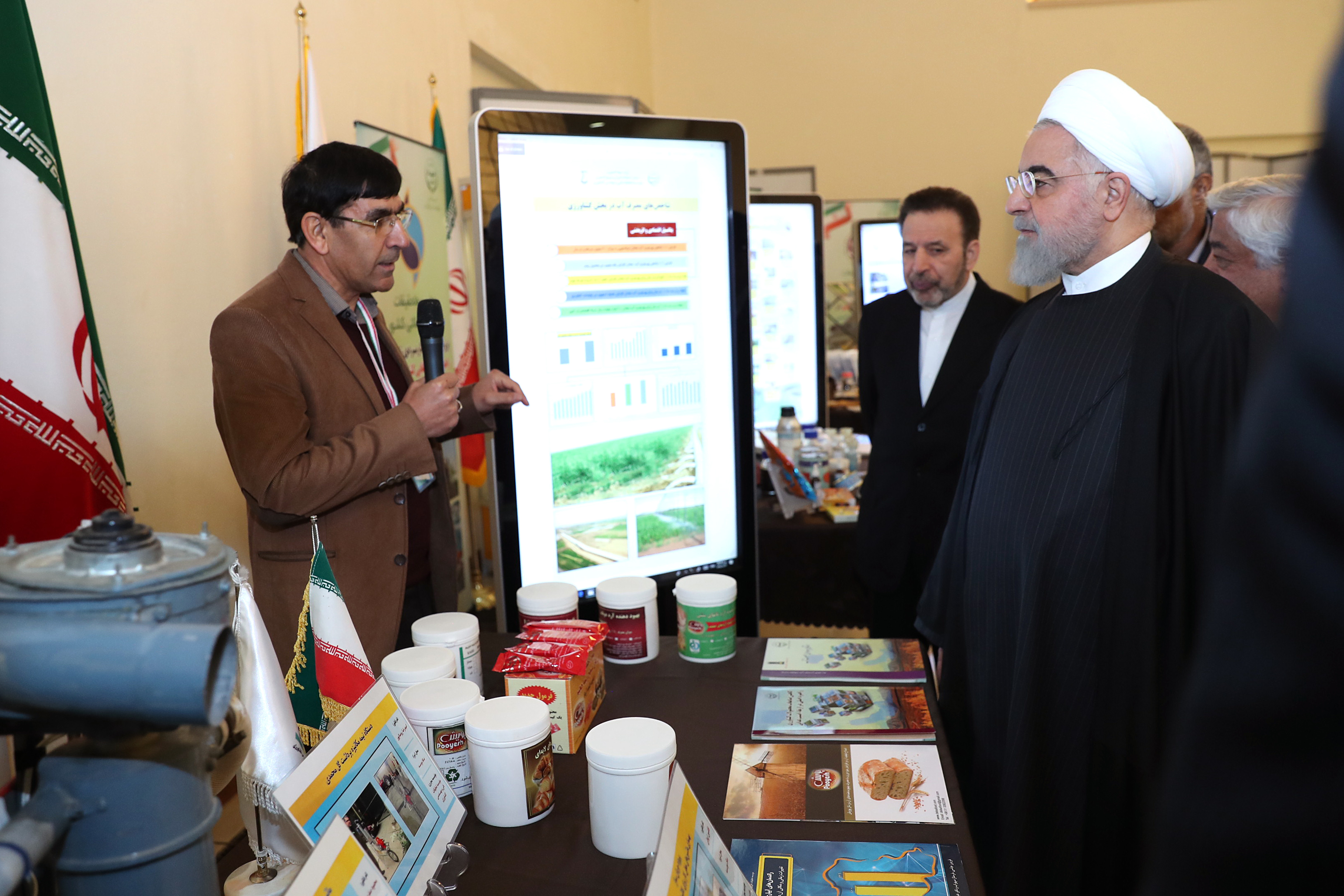 روحانی از نمایشگاه دستاورد&zwnj;های وزارت جهاد بازدید کرد