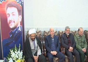 دیدار استاندار و فرمانده سپاه اصفهان با خانواده دو شهید حادثه هواپیما