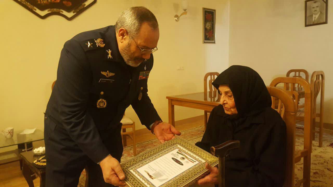 امیر سرتیپ نصیرزاده با مادر خلبان شهید همایون شوقی دیدار کرد امیر سرتیپ نصیرزاده با مادر خلبان شهید همایون شوقی دیدار کرد