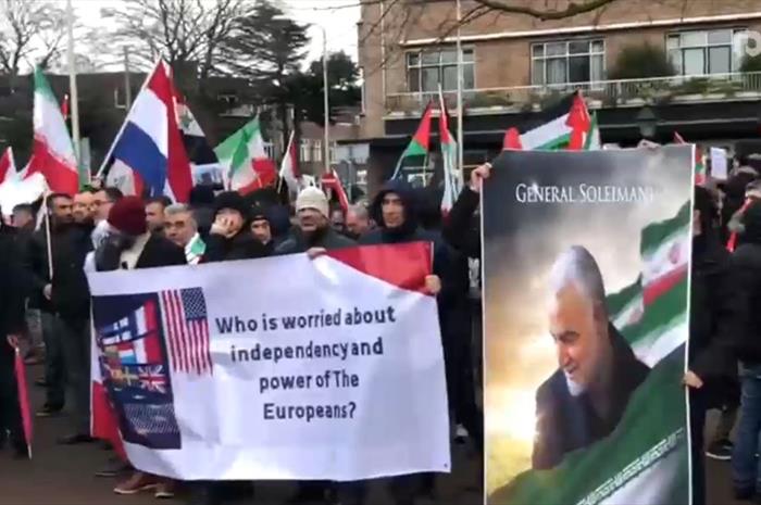 طنین شعار مرگ بر آمریکا در مقابل دادگاه لاهه در هلند
