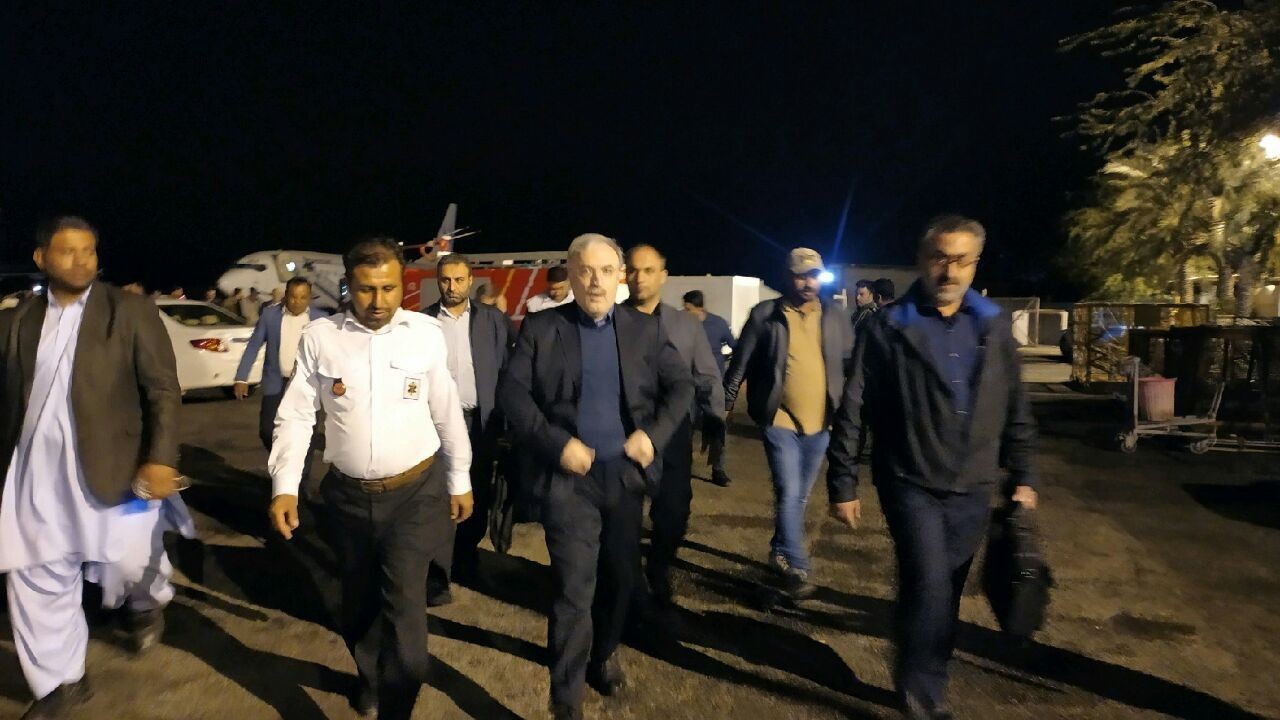 وزیر بهداشت وارد فرودگاه کنارک شد