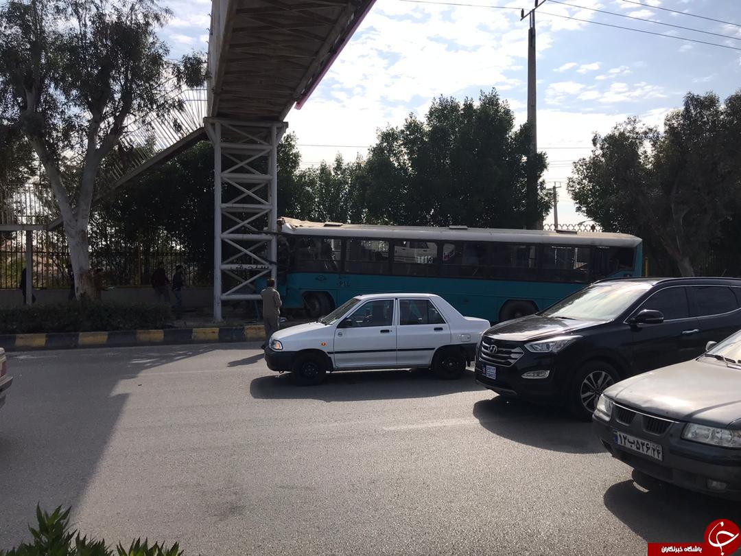 برخورد اتوبوس با پل عابر پیاده در اهواز حادثه آفرید