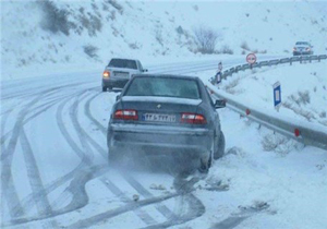جاده‌های مهاباد در پی بارش برف لغزنده است