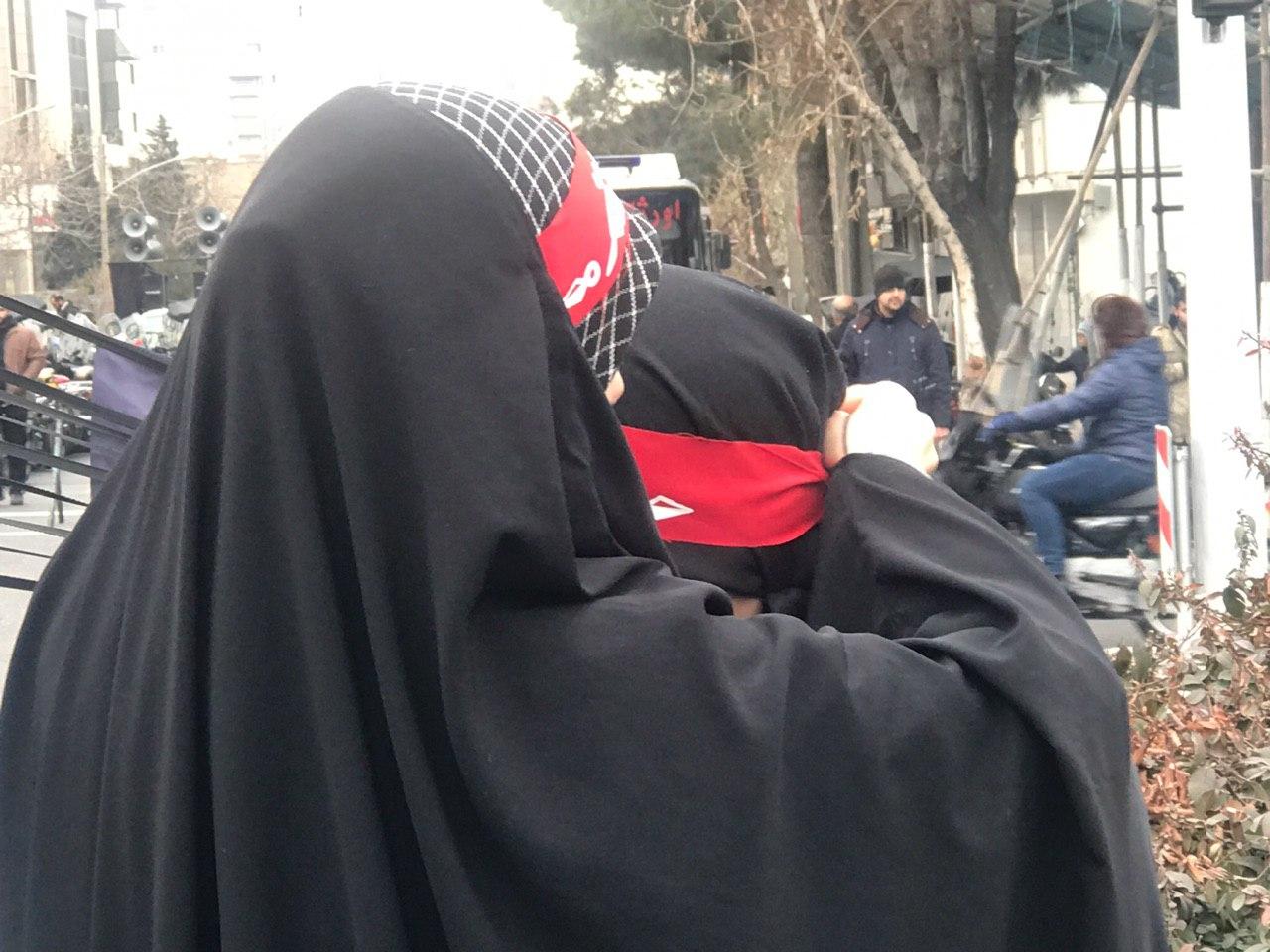 حضور پرشور مردم با سربندهای &laquo;یا مُنتقم&raquo; در نماز جمعه تهران