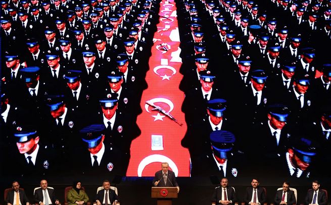 تصاویر روز: پوشیده شدن مزارع آناناس با خاکستر آتشفشان در فیلییپین تا جنگلهای یخ زده صربستان تصاویر روز: پوشیده شدن مزارع آناناس با خاکستر آتشفشان در فیلییپین تا جنگلهای یخ زده صربستان