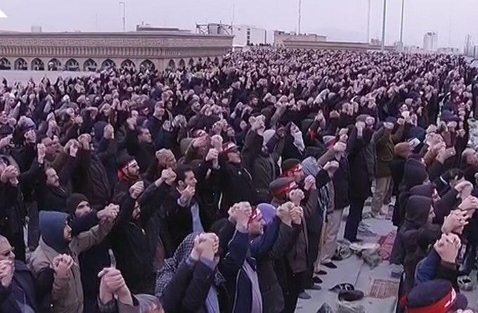 امروز؛ اقامه نماز جمعه تهران به امامت فرمانده کل قوا/ حضور مردم در ساعات اولیه صبح + تصاویر