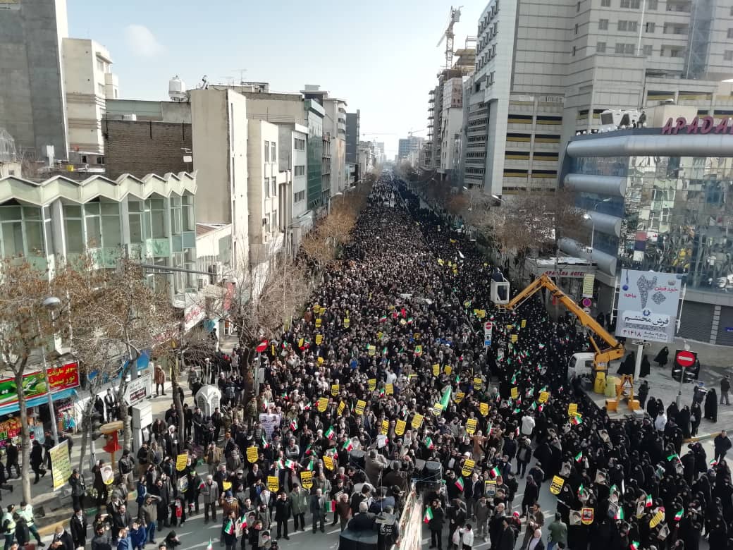 نمایی از حضور میلیونی مردم سراسر کشور در حمایت از آرمان های انقلاب و تکریم جانباختگان سقوط هواپیمای اوکراینی