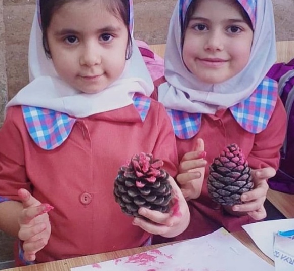 غنچه های هلال احمر از درخت زیبای سرو  گفتند