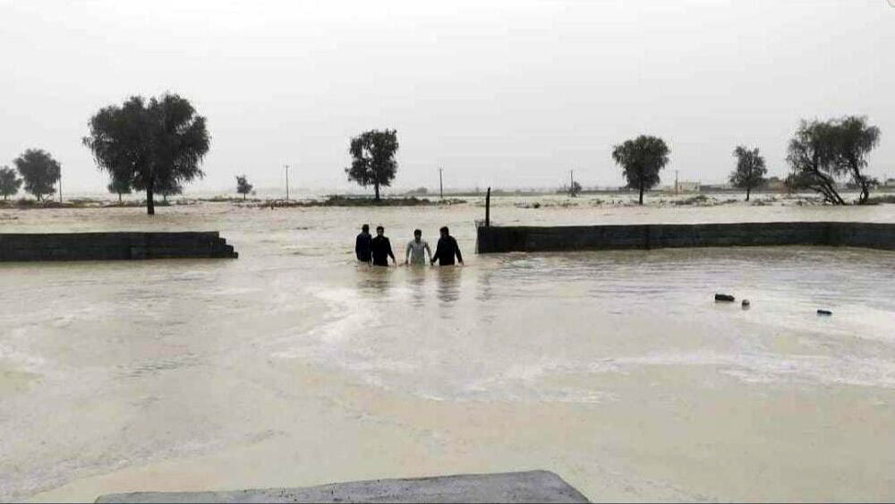 کمک ۳۲۴ میلیونی نمازگزاران تهرانی به سیل زدگان سیستان و بلوچستان