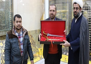 نماد قدرت اندونزی به آستان مقدس کریمه اهل‌بیت (س) اهدا شد
