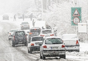 تیم‌های راهداری، ناجی سرنشینان ۳۸ خودروی گرفتار در برف اندیکا