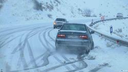 بارش برف و لغزندگی جاده های استان زنجان /تردد در محور ها کوهستانی فقط با زنجیر چرخ امکانپذیر است