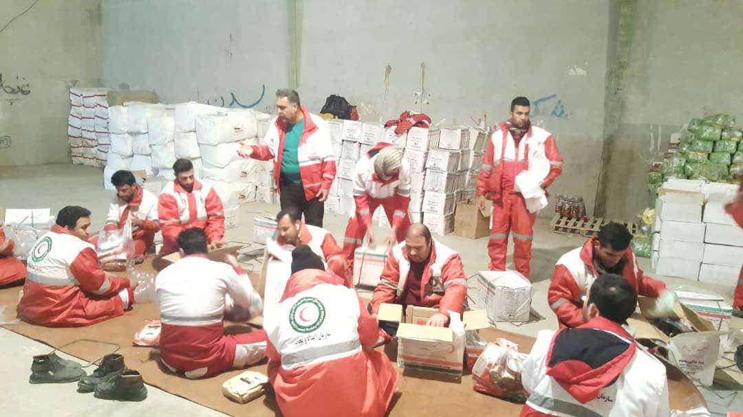 اعزام ۱۵ تیم عملیاتی و امدادی از جمعیت هلال احمر فارس به شهرستان فنوج / توزیع اقلام بین آسیب دیدگان ناشی از سیل