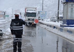 امداد رسانی پلیس اردبیل به بیش از ۲۰۰ راننده گرفتار در برف