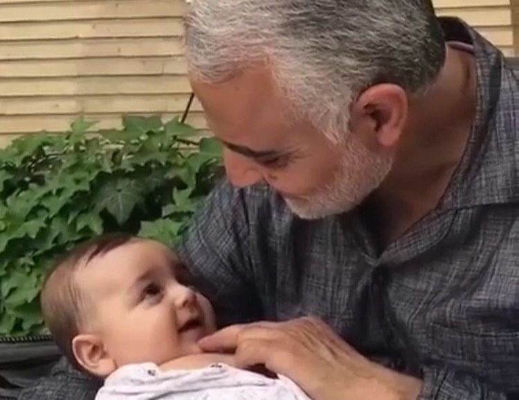 لحظاتی دلنشین از نوازش یک نوزاد در آغوش سپهبد شهید قاسم سلیمانی