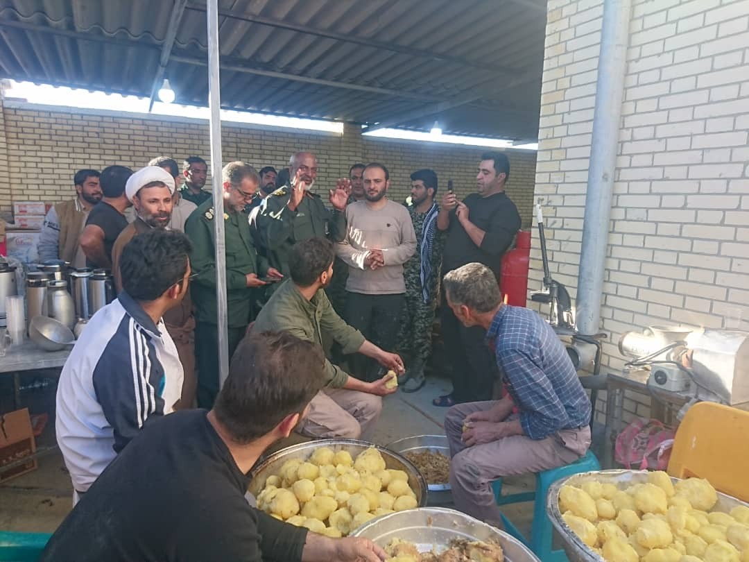 تداوم کار خدمت رسانی رزمندگان قرارگاه قدس نیروی زمینی سپاه در مناطق سیل زده