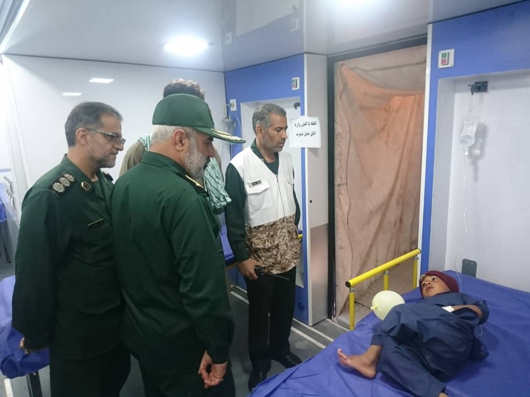 تداوم کار خدمت رسانی رزمندگان قرارگاه قدس نیروی زمینی سپاه در مناطق سیل زده