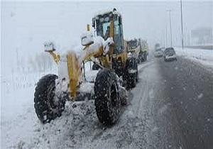 امدادرسانی به خودروهای گرفتار در برف