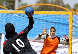 آغاز مسابقات هندبال ساحلی دختران کشور در بندرعباس