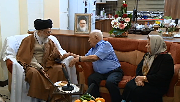 دست در دست؛ پاسخ جالب رهبرانقلاب به مادر شهید آرمن آودیسیان