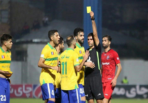 منصوریان بازی عقب مانده پرسپولیس-نساجی را سوت می‌زند