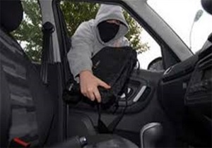 دستگیری سارق داخل خودرو دراصفهان / پرونده شرور قانون شكن بسته شد