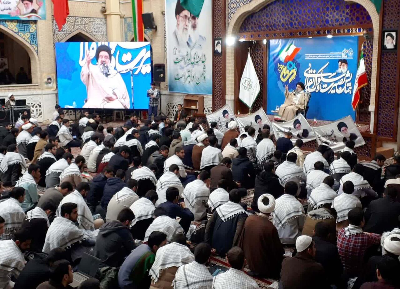 بصیرت و بصیرت افزایی ستون فقرات نظام اسلامی/ نظام اسلامی شجره طبیه و تنومندی است که به این سادگی‌ها آسیب نخواهد دید