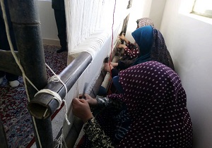اهدای  فرش بانوان روستای مزار اقاسید علی (ع) به ستاد بازسازی عتبات عالیات