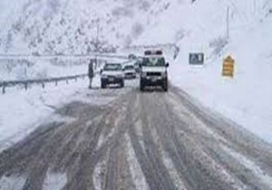بارش برف در گردنه های لرستان موجب کندی تردد شده است