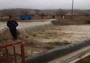 بارش باران و جاری شدن سیلاب در روستای خرم‌آباد + فیلم
