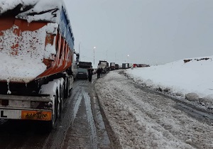 برقرای تردد در جاده‎های برفی بروجرد