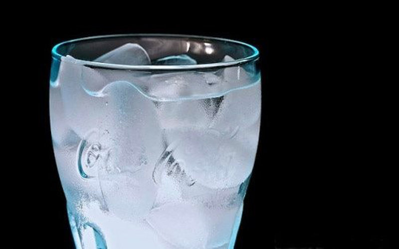 عوارض آب یخ بر سلامتی بدن عوارض آب یخ بر سلامتی بدن