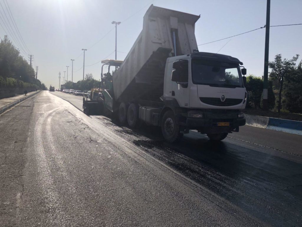 بهسازی و بازسازی هفت هزار مترمربع آسفالت در بلوار آزادی