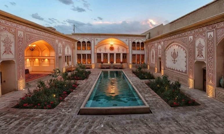 گذری به خانه نقاب دار کاشان