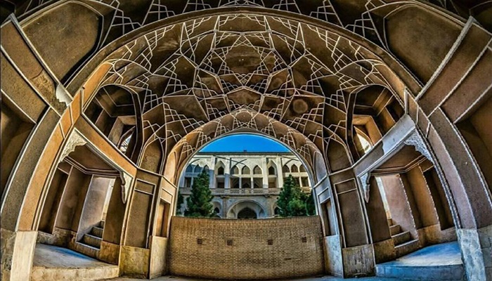 گذری به خانه نقاب دار کاشان