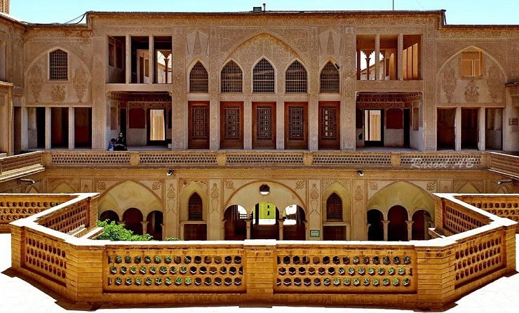 گذری به خانه نقاب دار کاشان